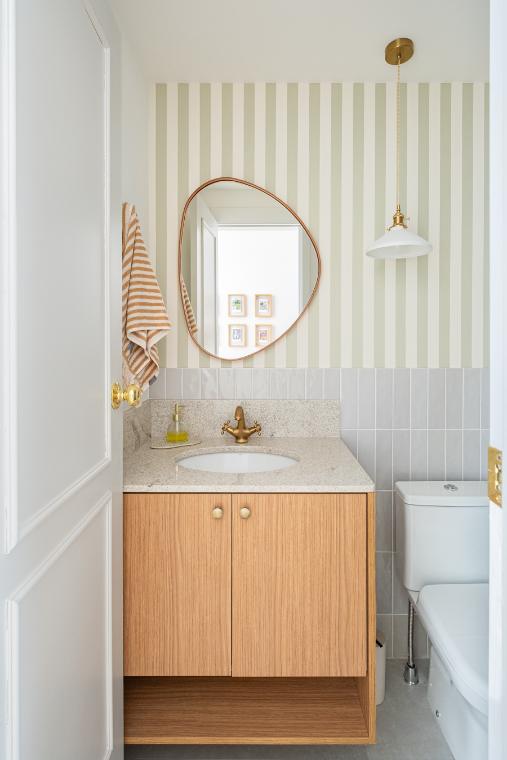 Lavabo com papel listrado